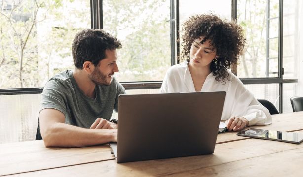 Ni los millennial se salvan del edadismo laboral: empresas tecnológicas ya les consideran 'viejos'