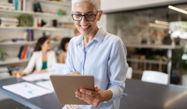 ‘Impulso Mujer + 50’, el programa murciano que fomenta el emprendimiento femenino (Bigstock)