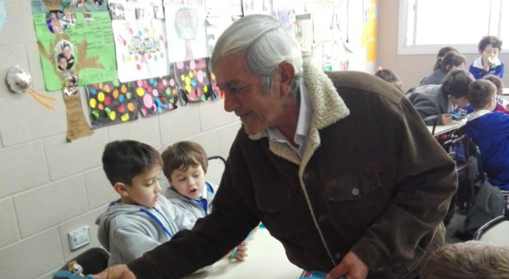 Pedro saluda a los niños de 1º A