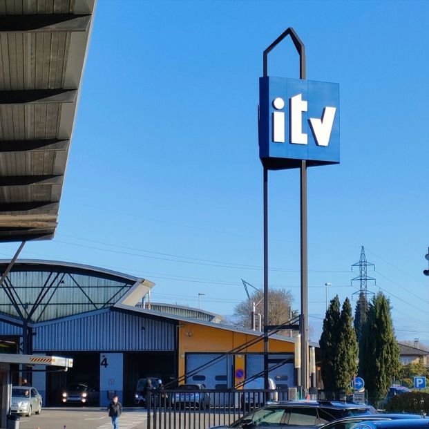 Estas son las consecuencias de llevar mal la pegatina de la ITV Estas son las consecuencias de llevar mal la pegatina de la ITV