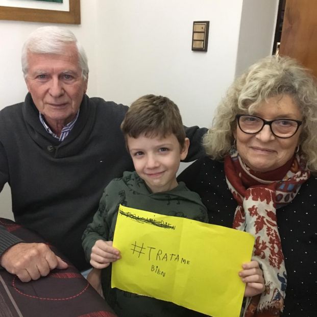 Un niño con sus abuelos