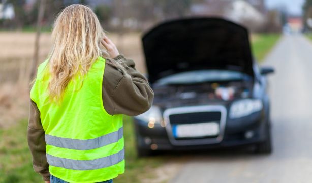 La multa que te puede poner la DGT por no llevar el número correcto de chalecos reflectantes