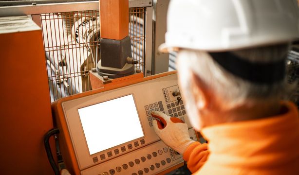 El PSOE propone reforzar la formación industrial y tecnológica para jóvenes y mayores de 55 años