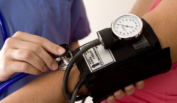 ¿Influye la postura del brazo en la medida de la tensión arterial?