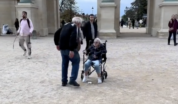 La tierna imagen de un hombre mayor buscando a alguien que le haga una foto con su esposa