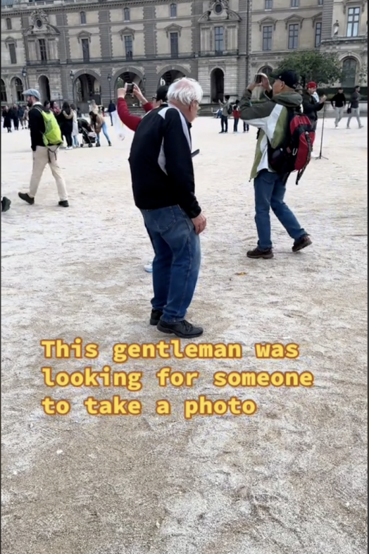 La tierna imagen de un hombre mayor buscando a alguien que le tome una foto con su esposa La tierna imagen de un hombre mayor buscando a alguien que le tome una foto con su esposa