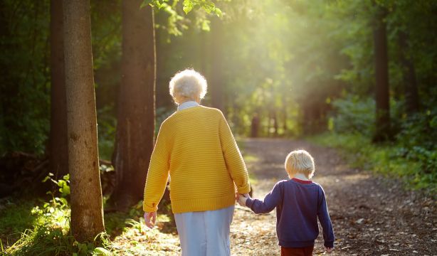 'Yayo' y 'yaya' ya no están de moda: los apodos más utilizados por los nietos hacia sus abuelos (Bigstock)