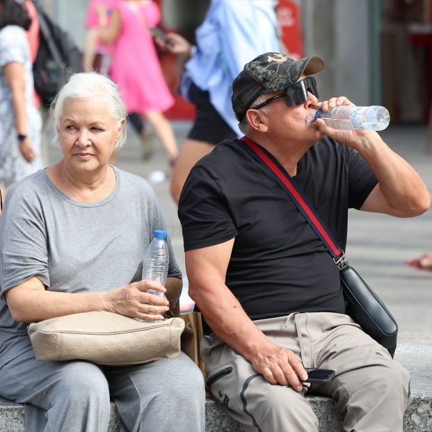 Un hombre bebiendo agua en julio de 2024, en plena ola de calor. Fuente: Europa Press