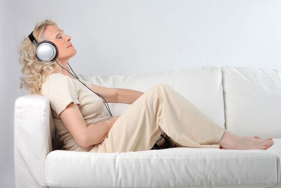 Mujer escuchando música. Fuente: Bigstock Mujer escuchando música. Fuente: Bigstock