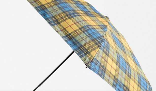 El paraguas viral: plegable, se lleva como un bolso y cuesta 16 euros El paraguas viral: plegable, se lleva como un bolso y cuesta 16 euros