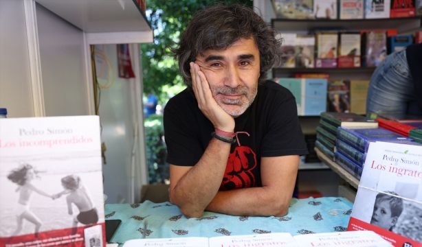 Pedro Simón publica 'Los siguientes', una novela que aborda los cuidados a los mayores