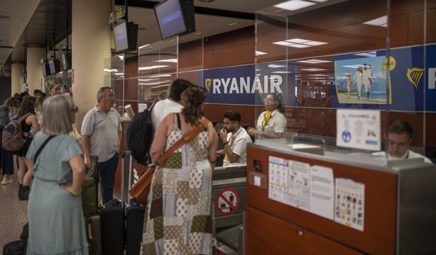 Consumo multa con 179 millones a cinco aerolíneas por el equipaje de mano y prácticas "abusivas"