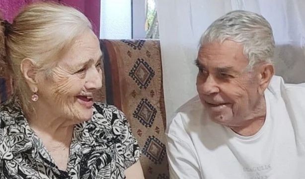 Recoge firmas para que no separen a sus padres con alzhéimer en dos residencias tras 60 años juntos