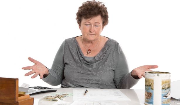 Vivir con menos de 600€ al mes: la lucha de casi medio millón de pensionistas que no cotizaron