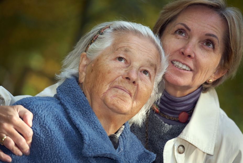 Lo que cobrarían las mujeres de la 'generación sándwich' si les pagaran por cuidar a sus padres Lo que cobrarían las mujeres de la 'generación sándwich' si les pagaran por cuidar a sus padres