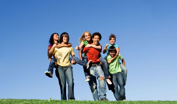 Las amistades en la adolescencia influyen en el bienestar al envejecer