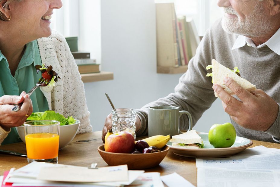 Un hombre y una mujer desayunando. Fuente: Bigstock Un hombre y una mujer desayunando. Fuente: Bigstock