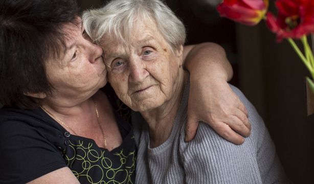 Las mujeres de la 'generación sándwich' denuncian: "Estamos atrapadas en los cuidados"