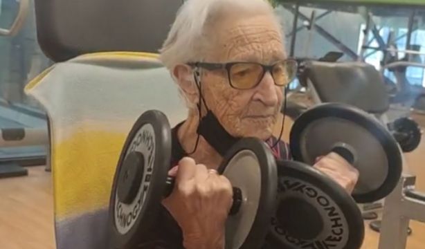 Iñaxi Lasa, la centenaria que empezó en el gimnasio a los 93 años: “Antes no podía andar” (TikTok)