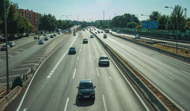 Casi el 40% de los coches en España se concentran en estas tres comunidades (Bigstock)