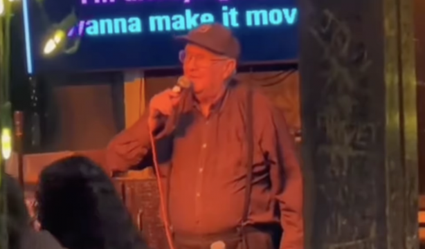 VÍDEO: Un hombre mayor canta en un karaoke y todo el local acaba uniéndose a él