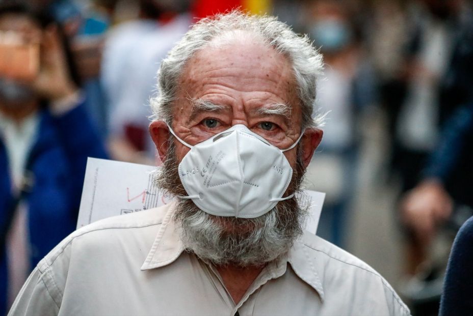 EuropaPress 3127735 hombre mayor mascarilla asiste manifestacion celebrada puerta sede psoe