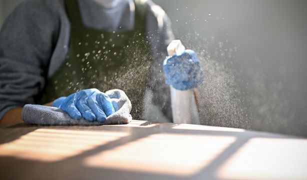 El truco mágico para repeler el polvo de todos los muebles de casa