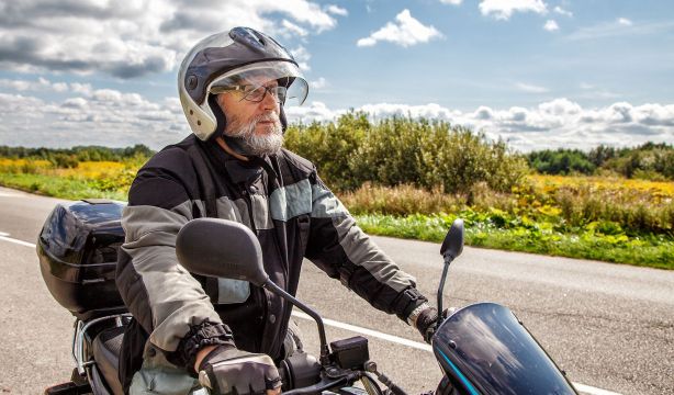 ¿Eres mayor de 65 y vas a conducir una moto? Sigue estos consejos y mantente seguro