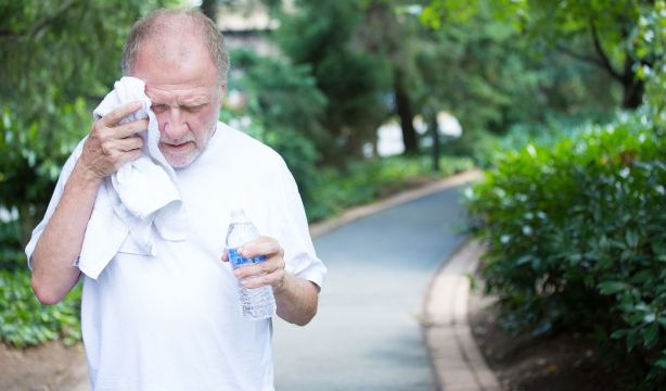 La moda que llega: prendas de vestir que ayudan a combatir el calor (Bigstock)