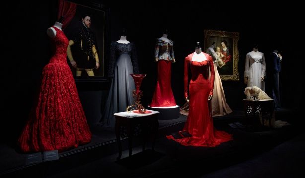 Una exposición gratuita en Madrid reúne los diseños más icónicos de Lorenzo Caprile