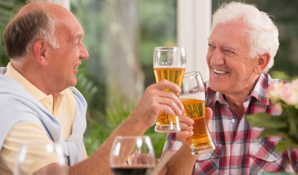 Un neurólogo revela la edad ideal para dejar de tomar cerveza