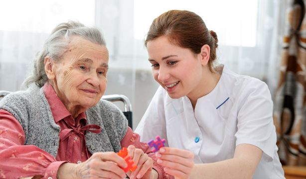 Descubren nuevos marcadores cerebrales que podrían anticipar la evolución del párkinson (Bigstock)