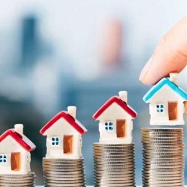 Casas sobre monedas que reflejan el aumento de precios e intereses de las hipotecas en España. Fuente: UGT Andalucía Casas sobre monedas que reflejan el aumento de precios e intereses de las hipotecas en España. Fuente: UGT Andalucía