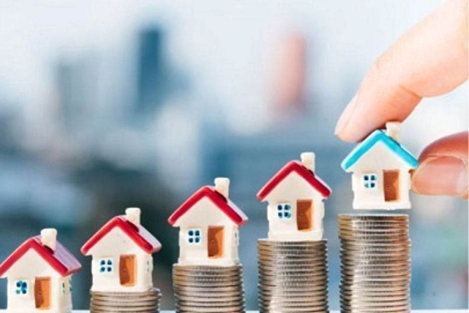 Casas sobre monedas que reflejan el aumento de precios e intereses de las hipotecas en España. Fuente: UGT Andalucía Casas sobre monedas que reflejan el aumento de precios e intereses de las hipotecas en España. Fuente: UGT Andalucía