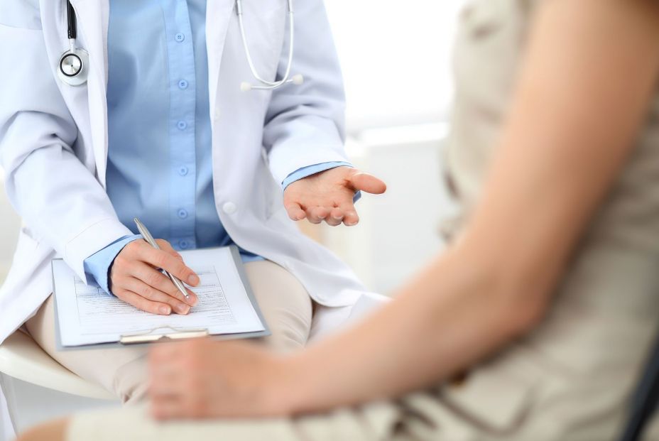 Paciente recibiendo su historia clínico. Fuente: Bigstock Paciente recibiendo su historia clínico. Fuente: Bigstock