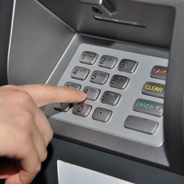Un detenido tras abalanzarse sobre dos personas mayores cuando sacaban dinero en un cajero (Bigstock)