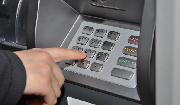 Un experto revela el botón de los cajeros que debes evitar si no quieres perder dinero