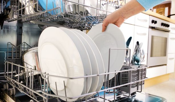 Estos son los tres mejores detergentes de lavavajillas, según la OCU (Bigstock)