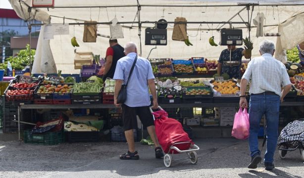 Los mayores de 55 años, asustados ante los precios de la cesta de la compra y la vivienda