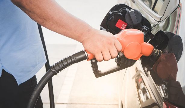 ¿Quieres ahorrar en combustible? Evita ir a estas gasolineras y reposta en estas horas