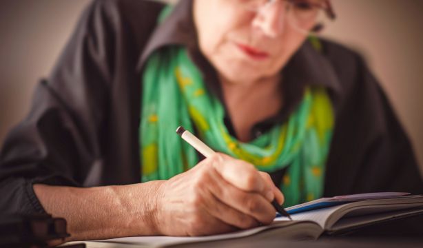 NAGUSILAN convoca la tercera edición del Concurso de Relatos sobre la soledad para mayores (Bigstock)