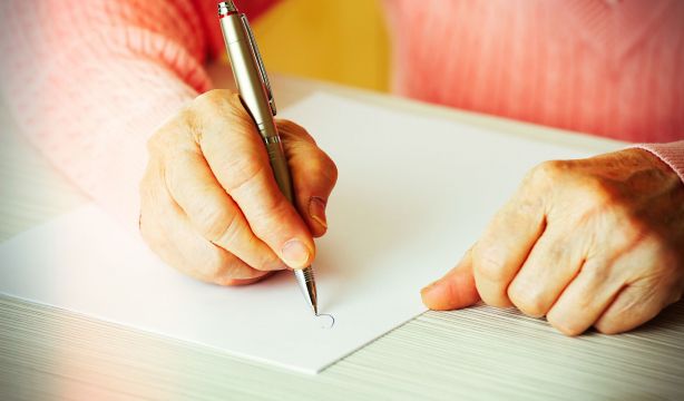 VÍDEO: Una joven cuenta cómo su abuela aprendió a escribir y se hace viral (Bigstock)