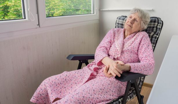 ¿Estar de pie o estar sentado? Un estudio revela qué le viene mejor a tu corazón (Bigstock)