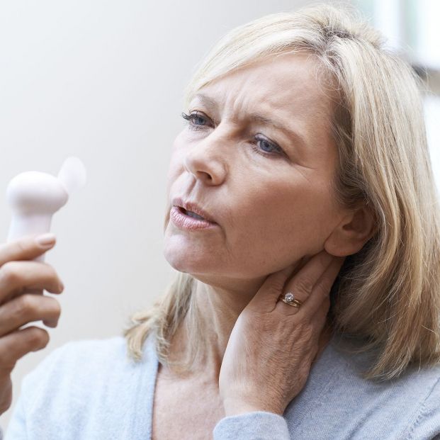 Una mujer con menopausia aliviando los sofocos. Fuente: Bigstock
