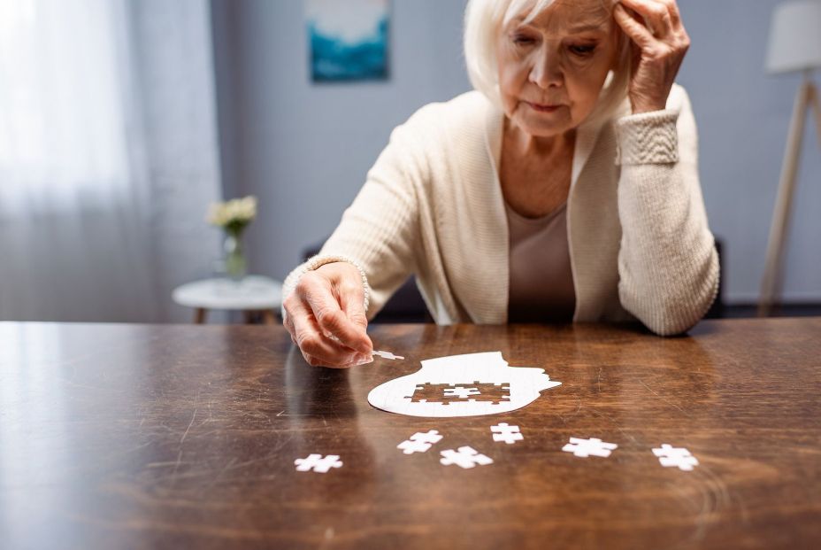 Una mujer afectada de demencia intentando acabar un puzzle. Bigstock Una mujer afectada de demencia intentando acabar un puzzle. Bigstock