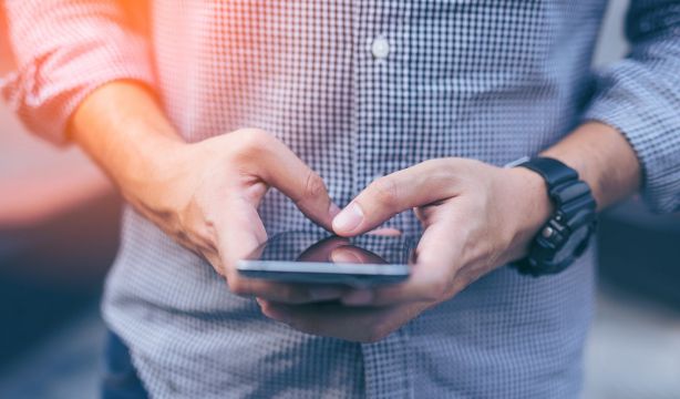 El nuevo SMS que manda la Seguridad Social a los ciudadanos que acaban de ser padres