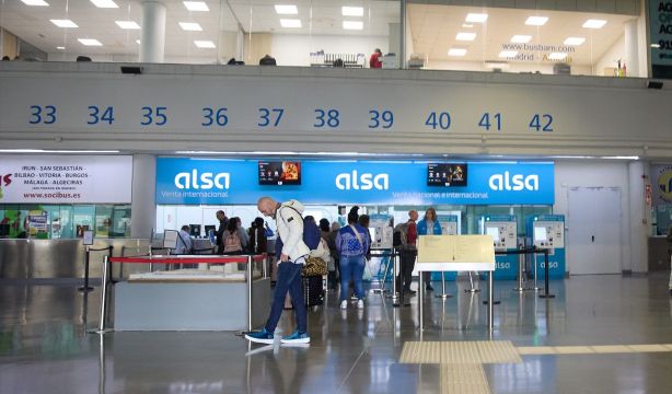 EuropaPress 5842337 personas haciendo cola mostrador alsa motivo operacion salida comienzo