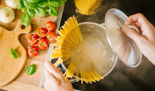 El truco viral de Dabiz Muñoz para cocer la pasta que no gustará a muchos italianos