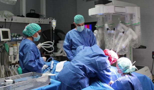 La Fundación Jiménez Díaz, primer hospital de la Comunidad de Madrid en contar con dos robots Da Vin (Europa Press)