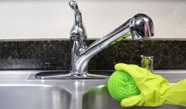El truco viral de limpieza para dejar como nuevo el fregadero